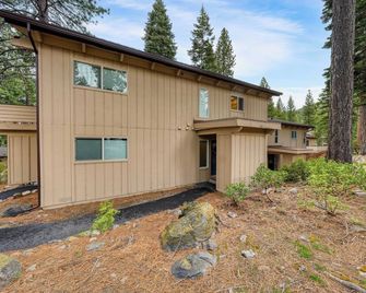 Ski Way by Avantstay Cozy Tahoe Home w/ Fireplace & Balcony - Incline Village - Edificio