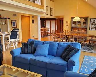 Fantastic five bedroom 3 1/2 bath house on the water in Falmouth - East Falmouth - Living room
