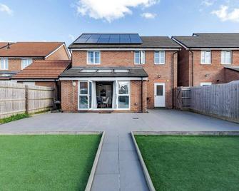 Sunset View Retreat in Wednesbury fr WiFi car park - Wednesbury - Building