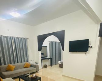 Al Multaqa Hotel - Sohar - Living room