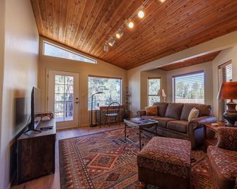 Cabin with horse boarding availability May thru October. - Show Low - Wohnzimmer