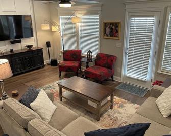 Charming 3-bedroom Masters convenience - Evans - Living room
