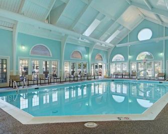 Charming 2BR Colonial Apartment with Resort Access - Williamsburg - Piscina