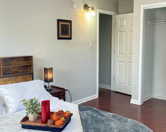 Charming 3-bedroom apartment in delightful downtown Elmhurst - steps to Metra - Elmhurst - Bedroom