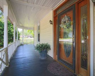 Dukes Street Retreat 5min from I-95! - Summerton - Balcón