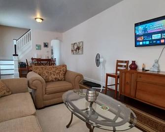 Comfort In The Heart Of Allentown - Allentown - Living room
