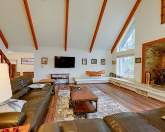 'Mudge Ranch Retreat' near Bass Lake w/ EV Charger - Coarsegold - Living room