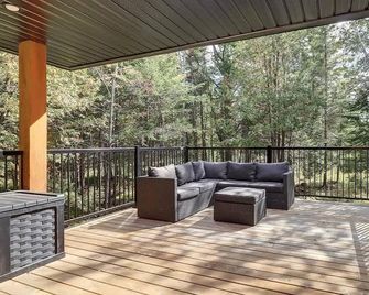 Stylish Chalet & Spa Steps from Lake Memphrémagog - Ayer's Cliff - Balcony