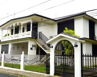 Charming 3-bedroom house with AC in the best location of Manatí - Manatí - Edificio