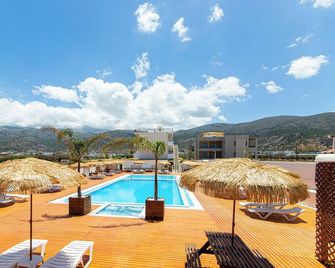 Triton Hotel - Mália - Piscina