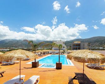 هوتل تريتون - ماليا - حوض السباحة