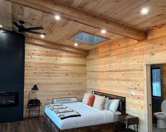 New! Out On A Limb Treehouse - Hermann - Bedroom