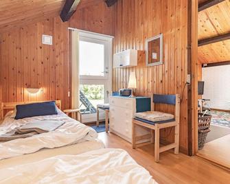 Charming Holiday Home in Askeby Near Sea - Askeby - Habitación
