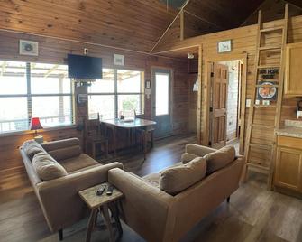 Walnut Canyon Cabins - Fredericksburg - Living room