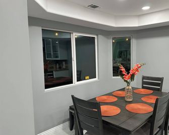 Charming 4-bedroom house with AC and WiFi in Hesperia w/ Beautiful pool - Hesperia - Eetruimte