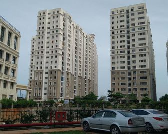 Amazing Lake View Sky Condo | Luxury 3 Bedroom Apartment In The City - Chennai - Building