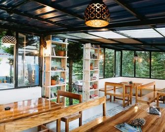 The Hosteller Bir - Kāngra - Restaurante