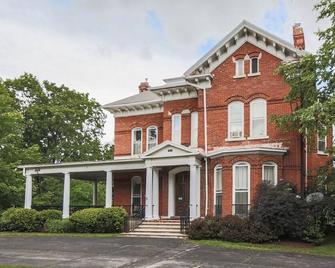 Finger Lakes Getaway - Geneva - Edificio