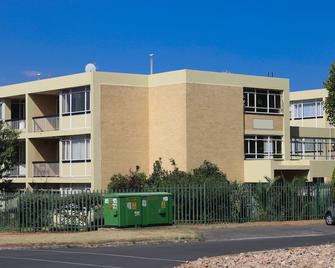 Glen Avion Vacation Home Less Than 10 Minutes From O.R Tambo Airport - Kempton Park - Building