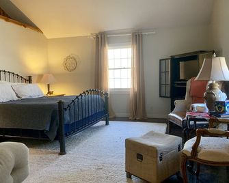 Bella Rosa Cottage - Stroll to Wimberley Square! Cypress Creek just steps away - Wimberley - Bedroom