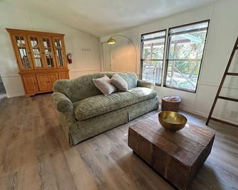 The Magnolia Lake House - Silver Springs - Wohnzimmer