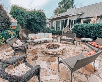 Huge Home, Fire Pit, Hot Tub, New Weber Grill, 2 min from Kroger, 2 Living rooms - Loganville - Patio