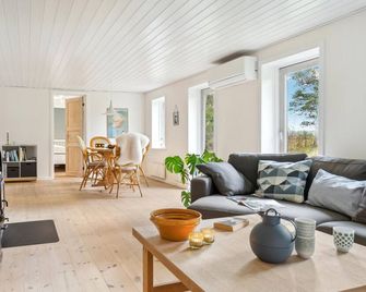 2 Bedroom Cozy Home In Fjerritslev - Fjerritslev - Living room