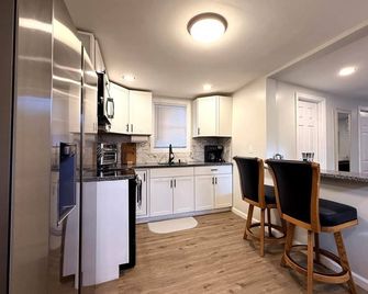 Modern Downtown Newton House Unit - Newton - Cucina