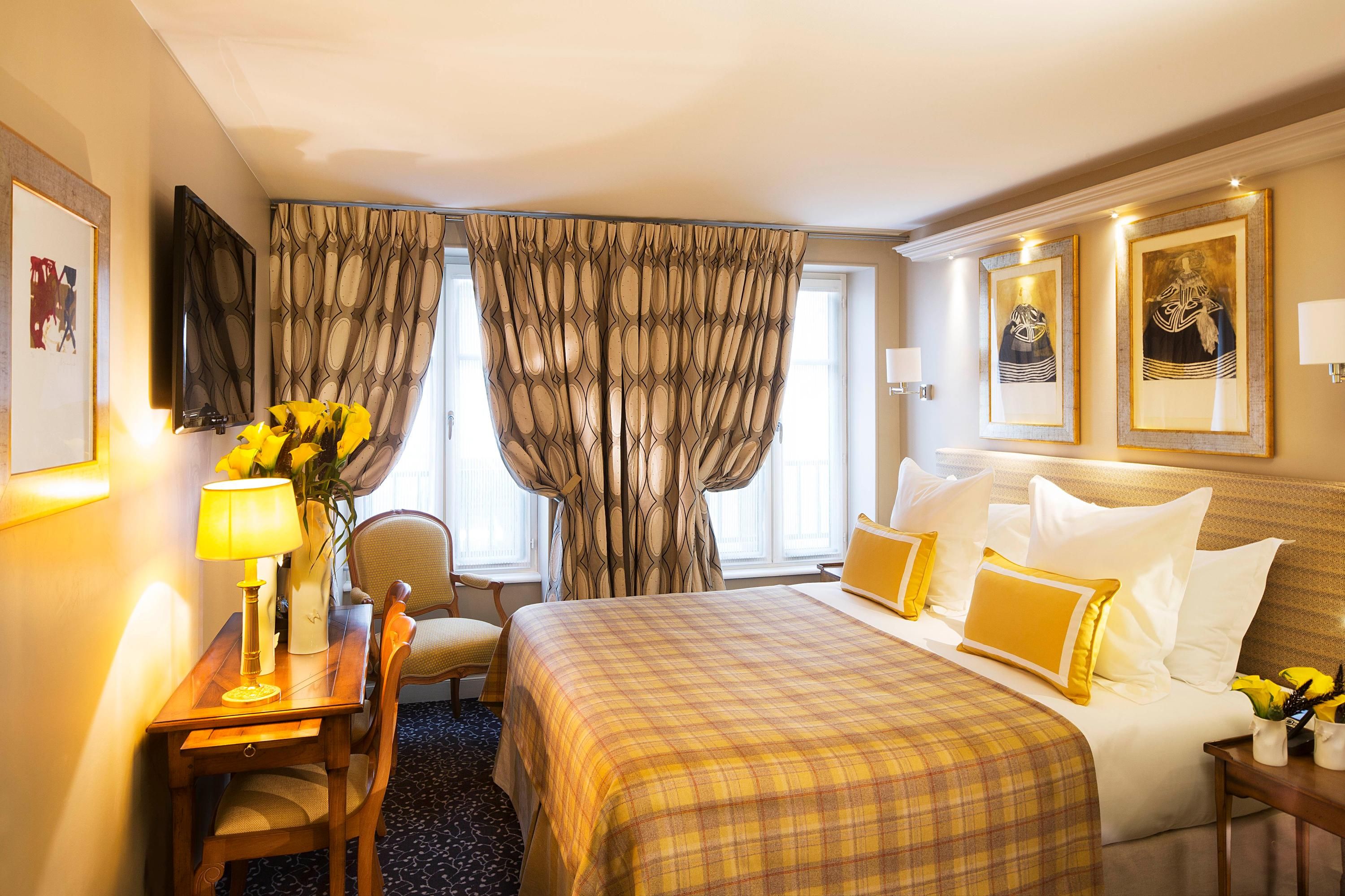 Bedroom view of Hotel Le Relais Des Halles