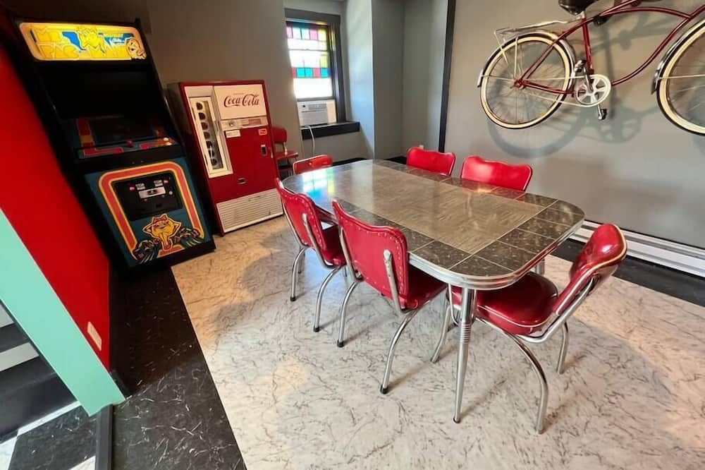 Cool, Retro Getaway in Heart of Downtown