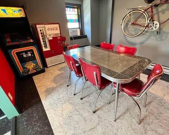 Cool, Retro Getaway in Heart of Downtown - Bellefonte - Dining room