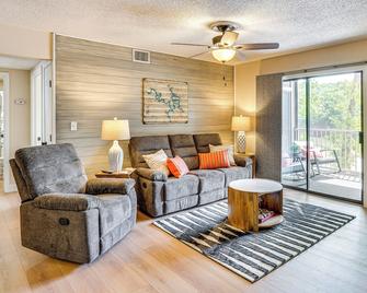 Lake and Pool Access Lazy Days Condo with Balcony! - Osage Beach - Living room