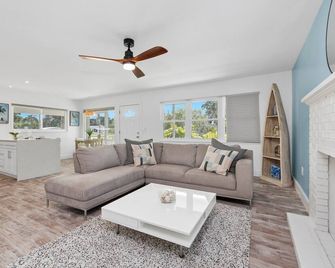 Little Palm Cottage - Vero Beach - Living room