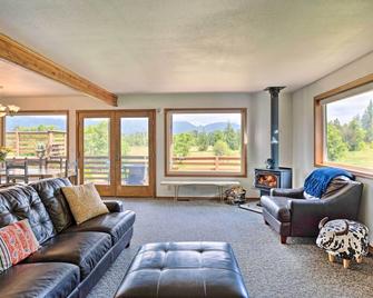 Mtn View Randle Retreat 39 Miles to Skiing - Randle - Living room