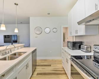 Walk to TCU Fort Worth Retreat with Balcony! - Fort Worth - Kitchen
