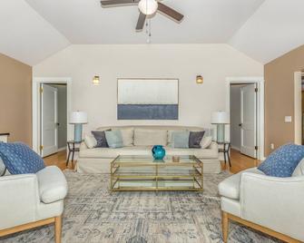 Charming 2-bedroom cottage with large deck in beautiful Accord NY. - Accord - Living room