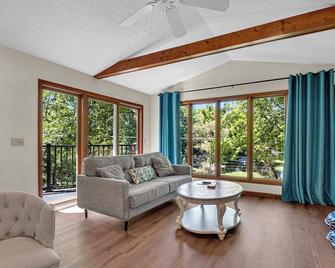 Serene Lake Front Cottage - Plymouth - Living room