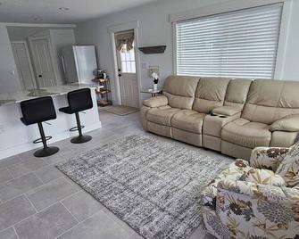 Downtown Getaway Casita - Bradenton - Living room