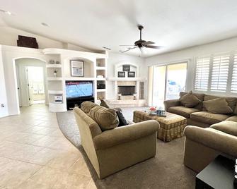 Wknd@Bernies Beautiful Sunset-Water Views, Prvt Heated Hot Tub, Large Game Room! - Lake Havasu City - Living room