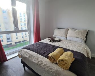 Barking 2 Bed Apt with Parking & Good Travel Links - Barking - Bedroom