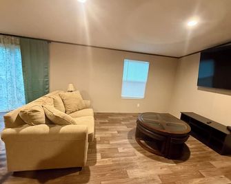 Charming 2-bedroom house in Leland with WiFi, AC, Laundry - Leland - Living room