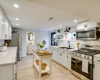 Montpelier Lake House w/ Deck, Dock & Fireplace! - Montpelier - Kitchen