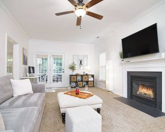  Spacious Cozy 3br Home Near Shops w Yard - Charlotte - Soggiorno