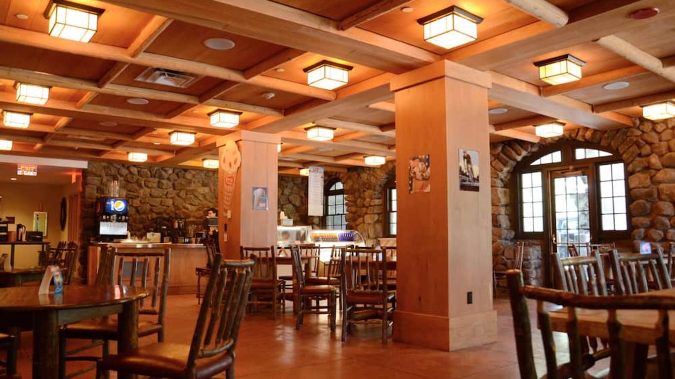 Overlook Lodge and Stone Cottages at Bear Mountain