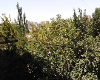 Welcome To My Cosy Comfy Corner In Yerevan - Ereván - Vista del exterior