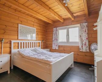 Chalet 214 - Two Bedroom Resort, Sleeps 6 - Sint Annaland