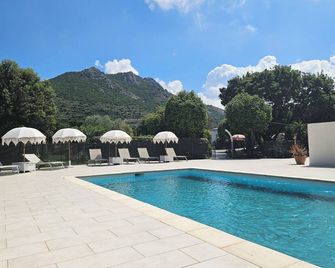 Hôtel & Restaurant Les Mouettes - Belgodère - Zwembad