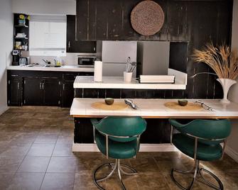 Quiet 1 Bedroom Townhouse with Parking and Fast WiFi, Gated in Downtown - Bakersfield - Cuisine