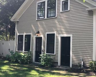 Cozy 1 bedroom in great Wellesley location. 1block from the commuter rail. - Wellesley - Building