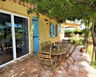 Villa De 3 Chambres Avec Piscine Privee - Saint-Alexandre - Patio